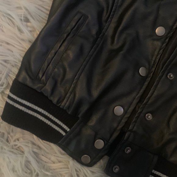 💕Faux Leather Vest - Picture 3 of 3